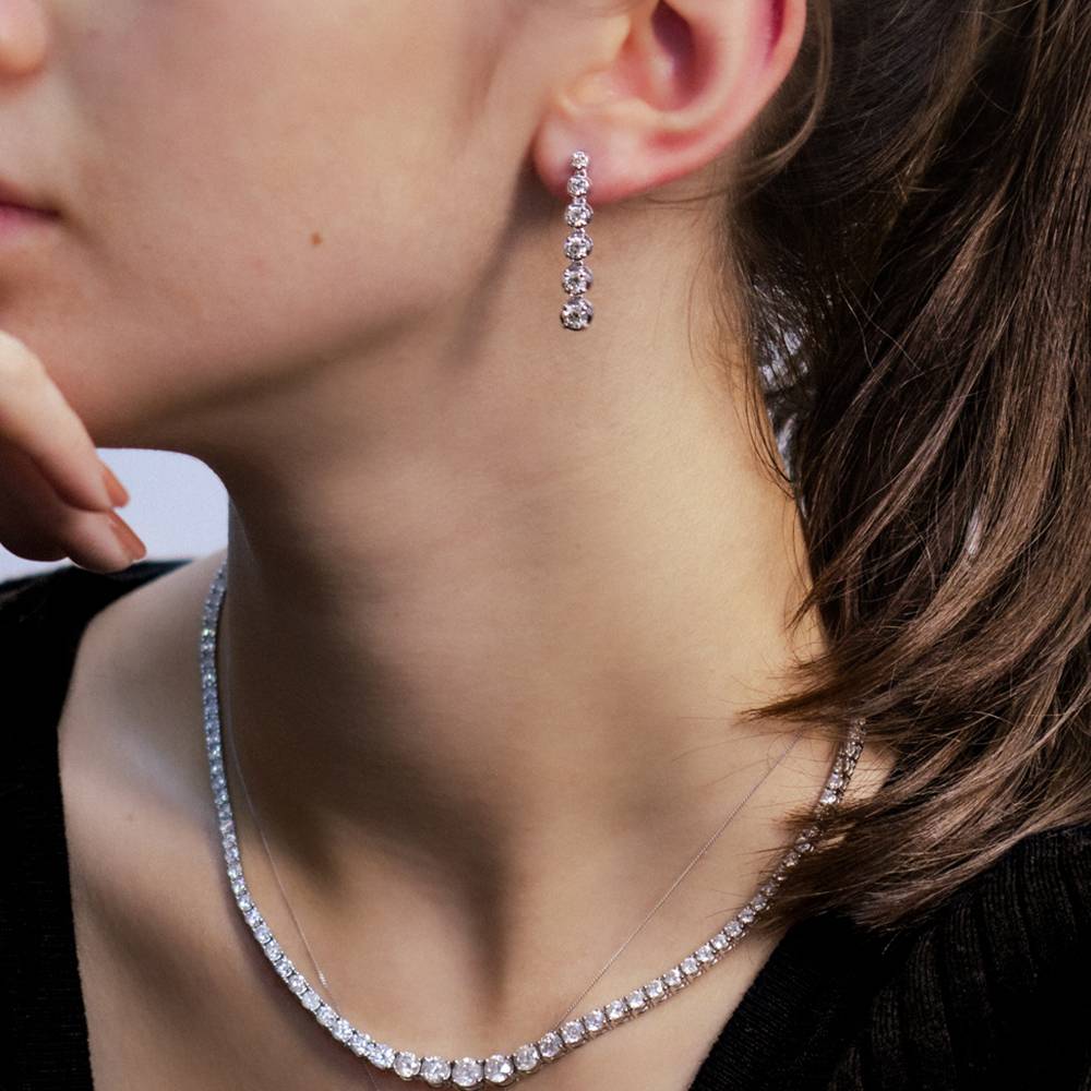 Elegant Round Diamond Drop Earrings W